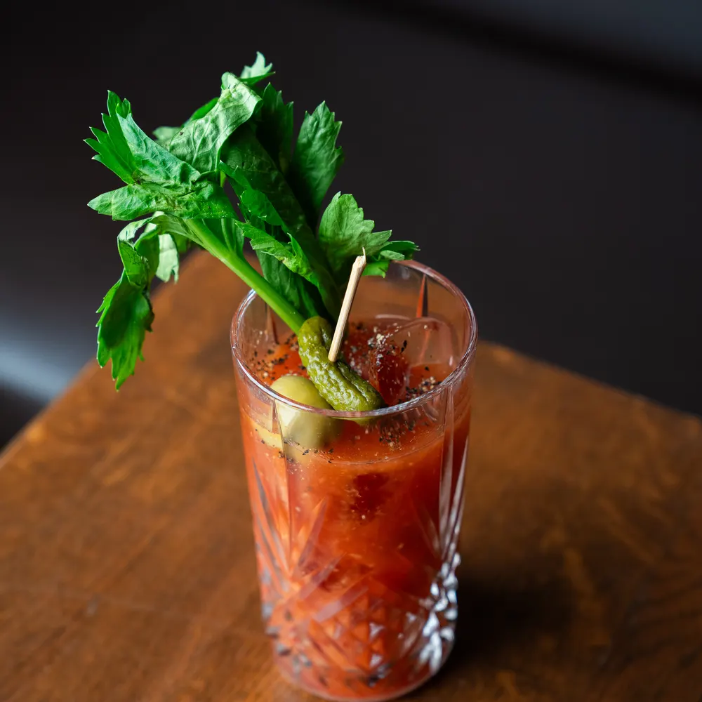 Bloody mary med selleri i ett kristallglas