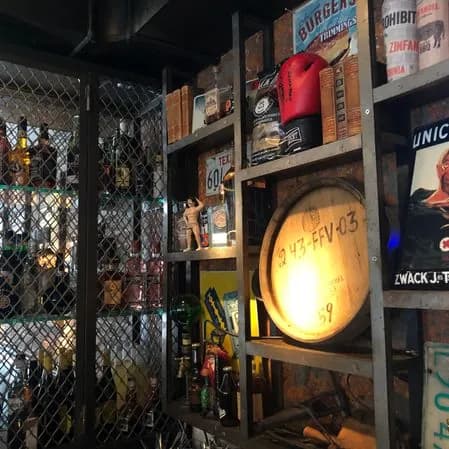 Inredning med amerikansk memorabilia och whiskytunna